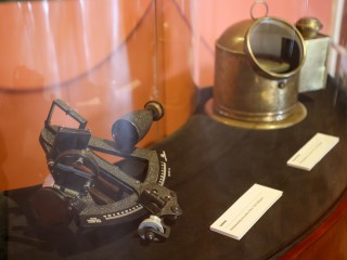 Compas de bote y sextante perteneciente al crucero A.R.A. General Belgrano.