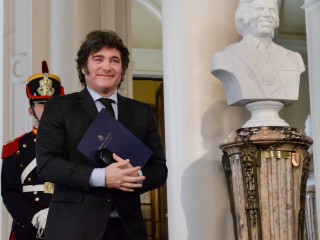 El Gobierno Nacional colocó el busto presidencial de Carlos Menem en el Hall de Honor de Casa Rosada