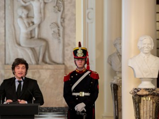 El Gobierno Nacional colocó el busto presidencial de Carlos Menem en el Hall de Honor de Casa Rosada