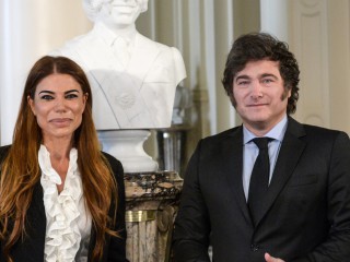 El Gobierno Nacional colocó el busto presidencial de Carlos Menem en el Hall de Honor de Casa Rosada