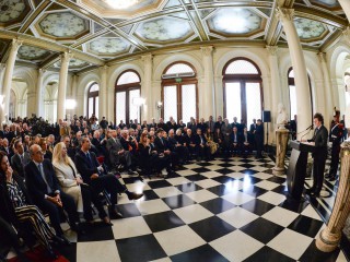 El Gobierno Nacional colocó el busto presidencial de Carlos Menem en el Hall de Honor de Casa Rosada