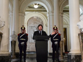 The National Government placed the presidential bust of Carlos Menem in the Casa Rosada's Hall of Honour