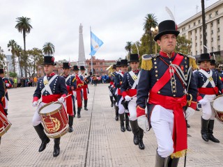 Histórico cambio de guardia con los Regimientos de Granaderos, Patricios y General Iriarte en Plaza de Mayo