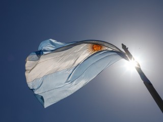 20 de julio: la Bandera Nacional es adoptada como símbolo patrio