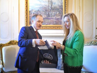 La Secretaria General de la Presidencia, Karina Milei, se reunió con el Embajador de los Estados Unidos, Peter Lamelas