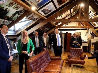 Homenaje al histórico fotógrafo presidencial Víctor Hugo Bugge