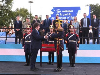 El Presidente Javier Milei entregó el Sable Corvo del General José de San Martín al Regimiento de Granaderos a Caballo