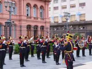 The Grenadier Regiment Band paid tribute to the Malvinas heroes at the Casa Rosada