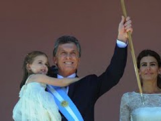 Mauricio Macri salió a saludar y habló en el balcón de Casa Rosada.