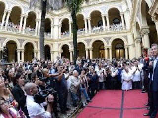 El Presidente Mauricio Macri brindó con los empleados de Casa Rosada por las fiestas de fin de año.